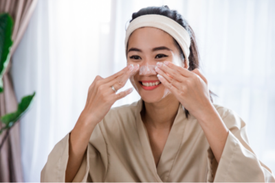 Una chica haciendo una limpieza facial